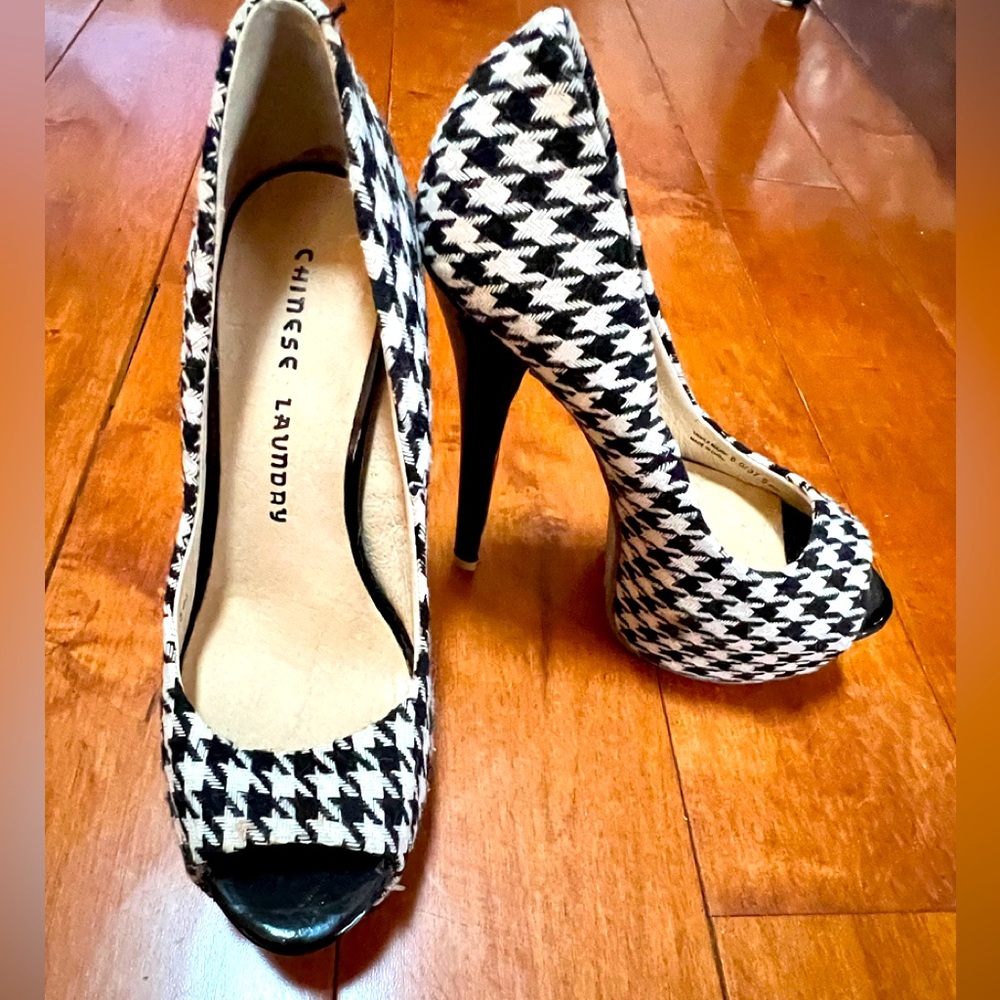 NWOT Chinese Laundry Slip Back Pumps 
Size 6.5